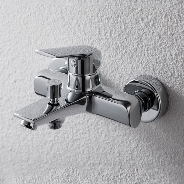 Смеситель для ванны c коротким изливом Bravat Real F6121179CP-01