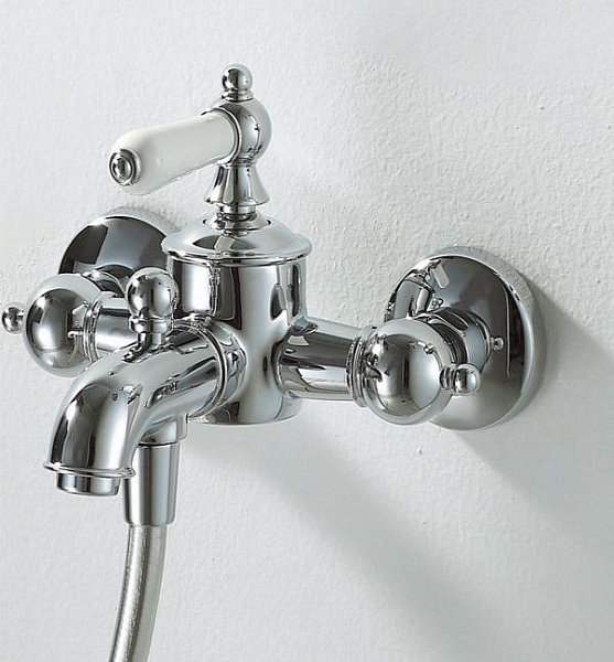 Смеситель для ванны с коротким изливом с аксессуарами Bravat Art F675109C-B